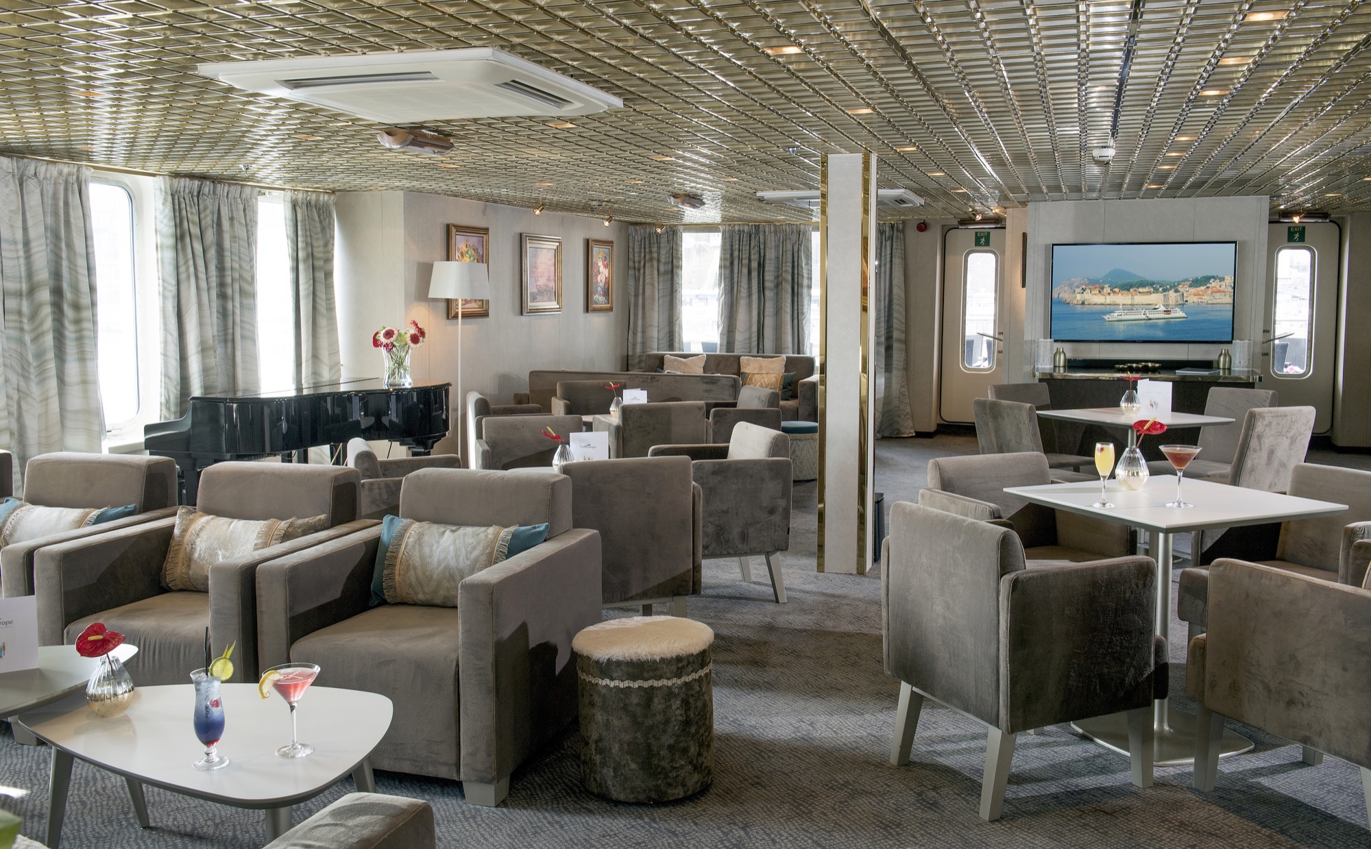 Lounge Bar with Dancefloor